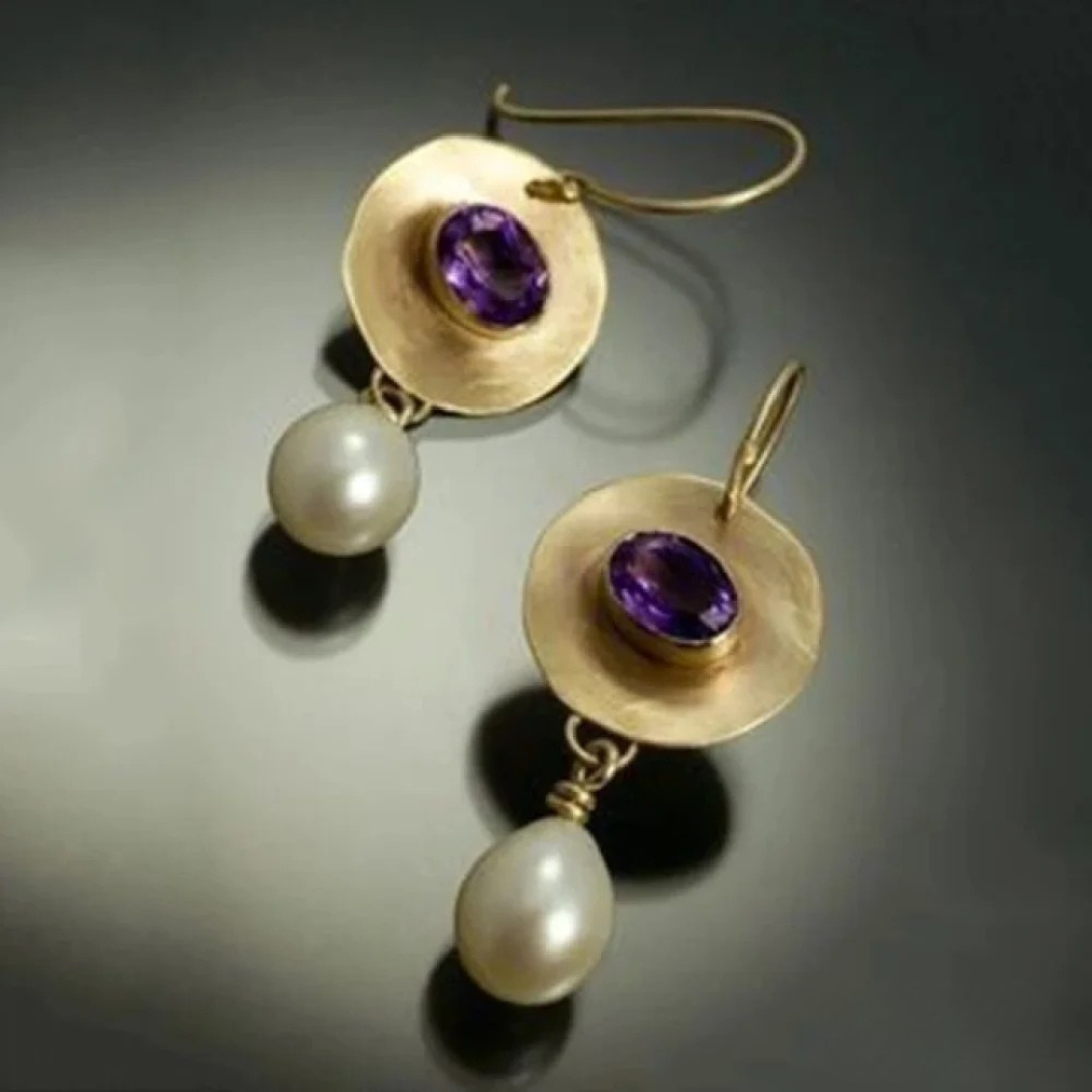 Orecchini dorati con zirconi viola e perla – Immagine 1