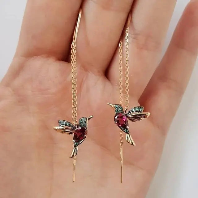 Orecchini in filo dorato con colibrì e cristalli – Immagine 1