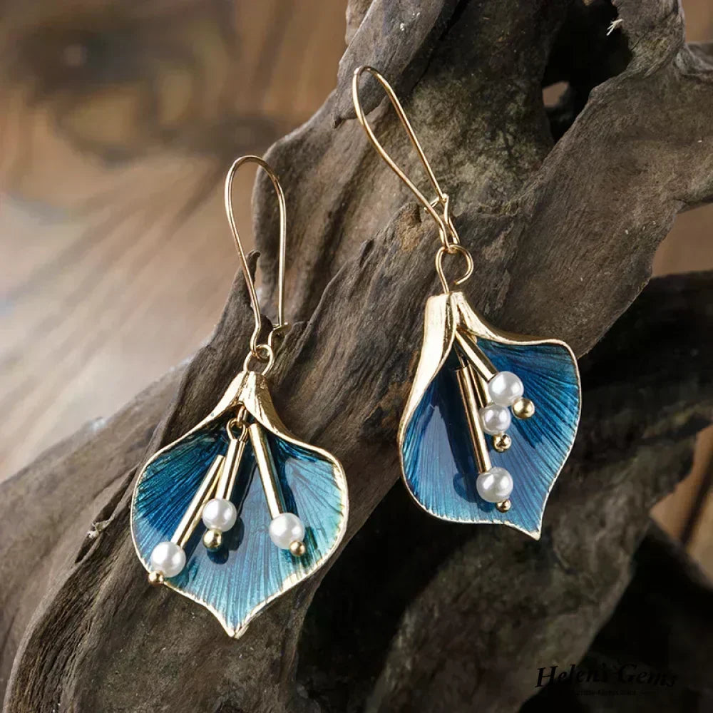 Orecchini pendenti dorati e blu con perle – Immagine 1
