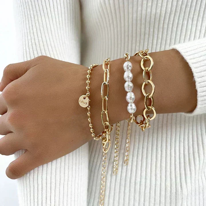 Set di bracciali dorati con perle – Immagine 1