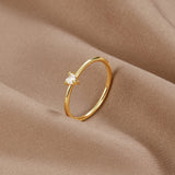Leonie – A simple gold ring with a smooth surface.